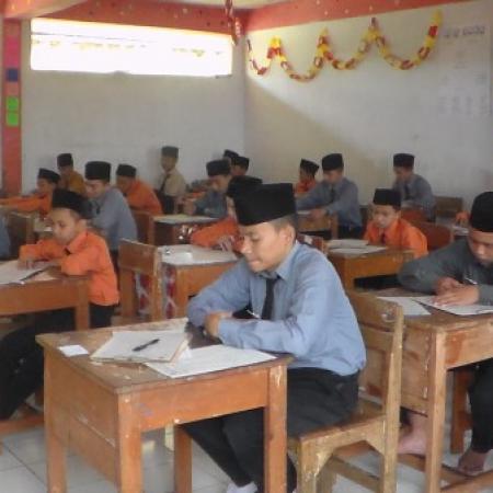 Pelaksanaan Ulangan Akhir Semester (UAS) di SMA Terpadu Riyadlul Ulum